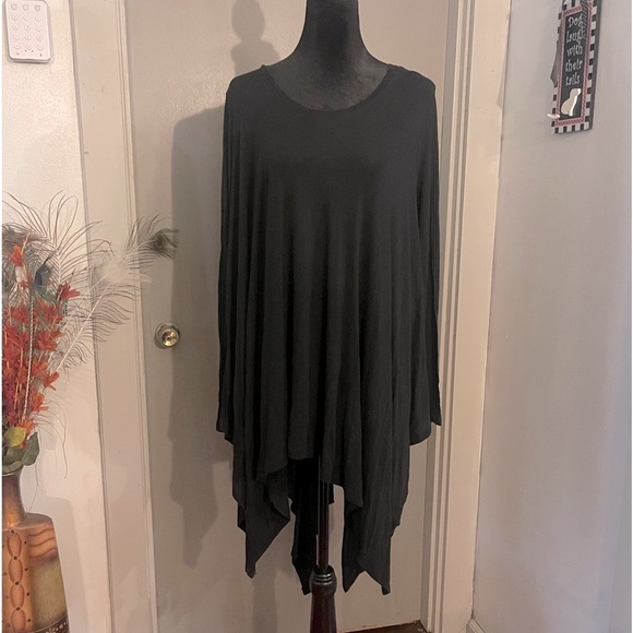 Umgee Tops - Umgee long sleeves black long tunic size medium.
